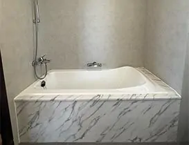 Dubai-Marina-Bathroom-with-Bathtub